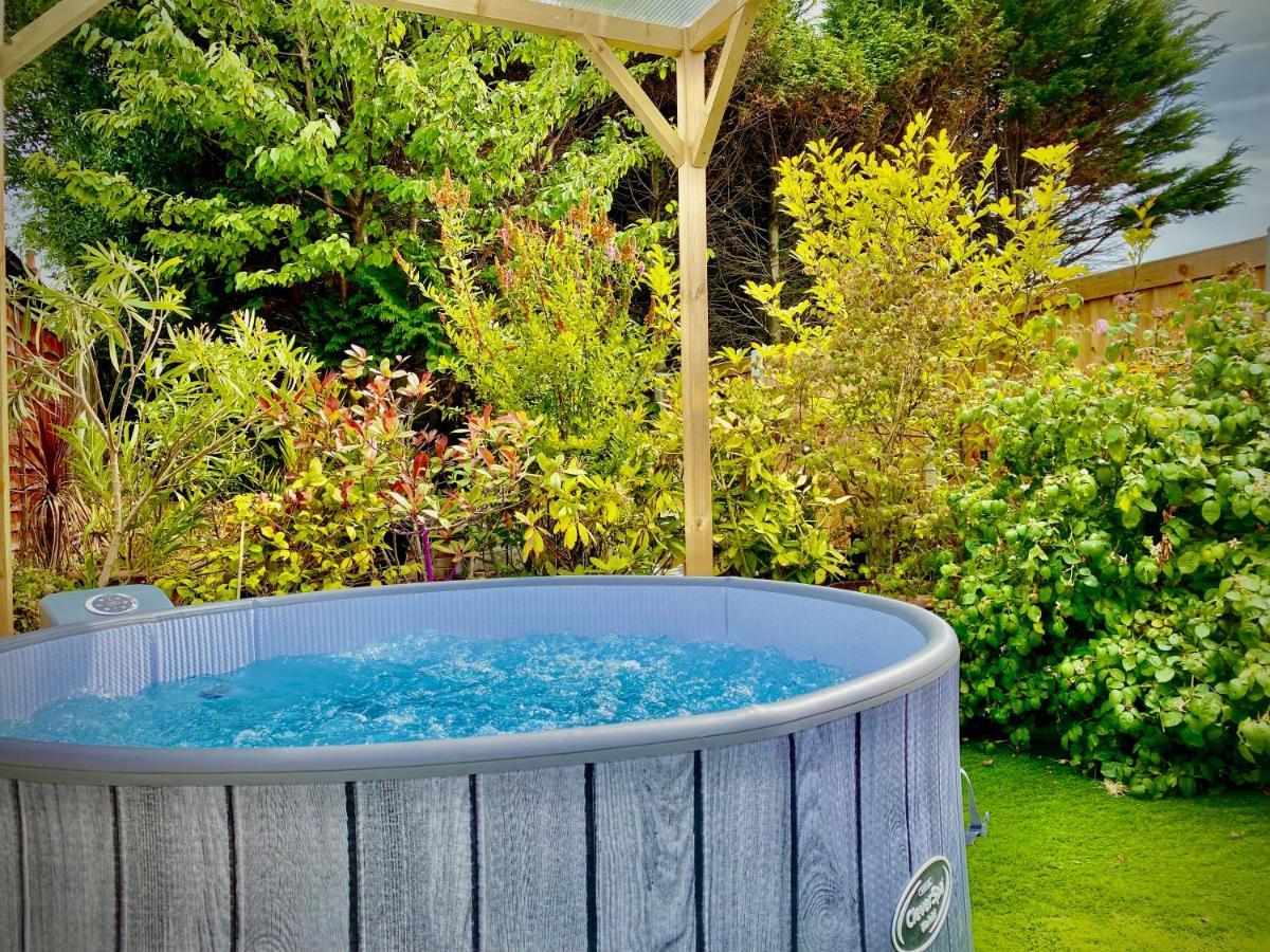 Remarkable 3-Bed Hot Tub House In Blackpool Exteriör bild