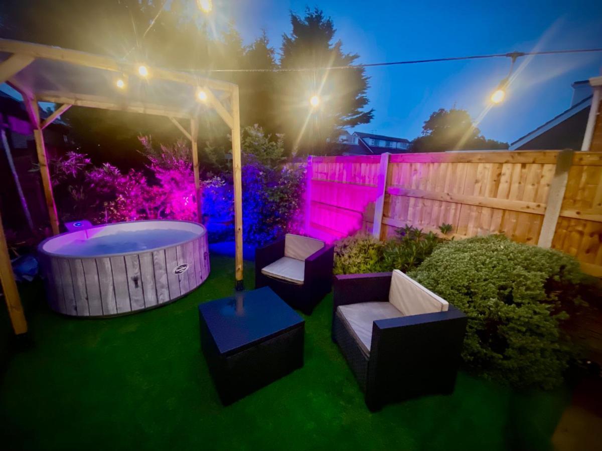 Remarkable 3-Bed Hot Tub House In Blackpool Exteriör bild